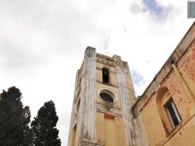 Sulla destra notiamo il campanile dal quale siamo appena scesi...